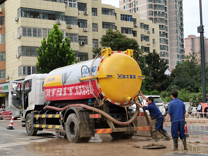 九游娱乐吸污车驰援郑州特大暴雨