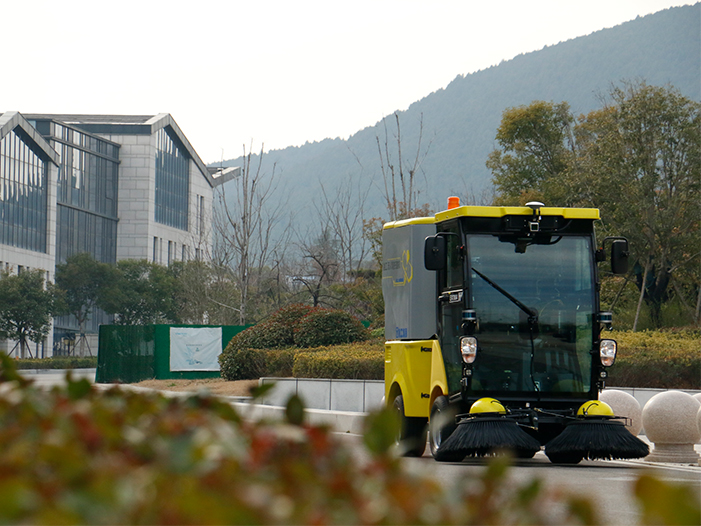 九游娱乐无人驾驶扫路机在徐州珠山艺术街区作业
