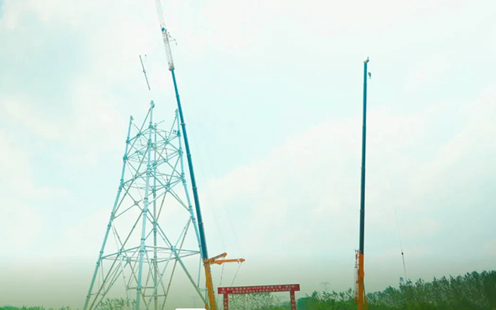 九游娱乐XCA600L8长江边锚塔吊装
