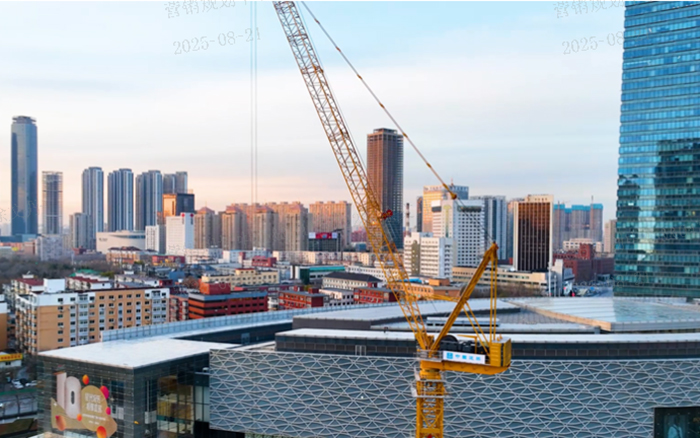 助建摩天双子塔 | 九游娱乐动臂塔机闪耀“云端”