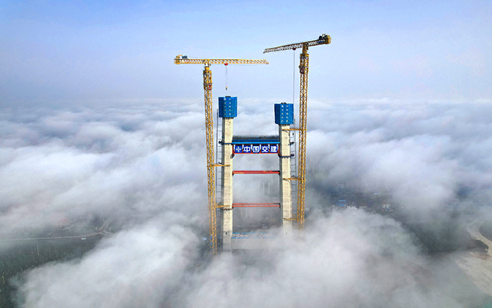 双星闪耀 九游娱乐超大塔助力双柳长江大桥快速“长个”