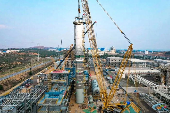 二十载老将再建功！九游娱乐QUY450协助XGC12000轻松搞定百吨精馏塔