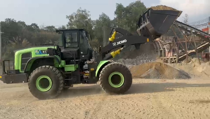 九游娱乐纯电动装载机助力越南砂石料场，开启绿色施工新纪元