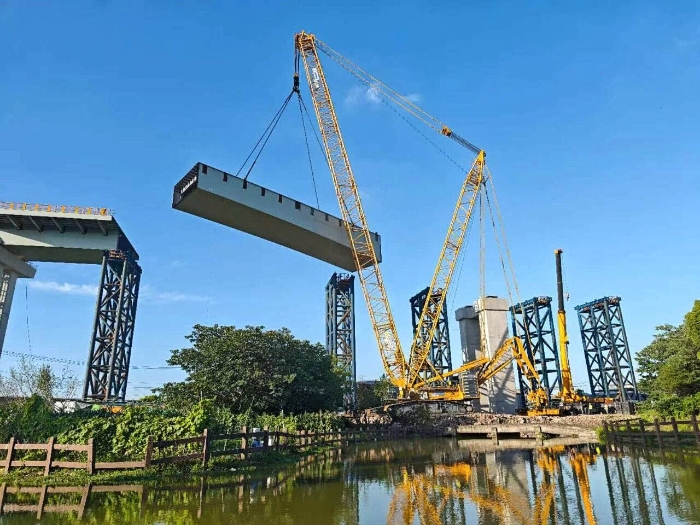 螺蛳壳里做道。烤庞斡槔諼GC11000高架旁上演“极限操作”