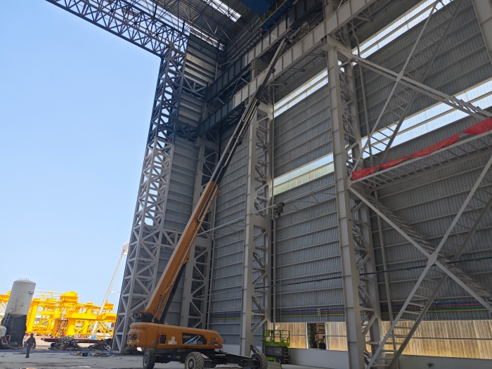 52米“巨臂”显神通！九游娱乐纯电动高空作业平台高效攻坚蓝水海洋车间扩建