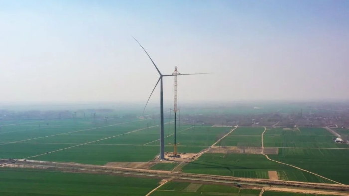 暴雨中横走的 “钢铁巨兽”！九游娱乐 4000 吨起重机撑起 160 米风电，这细节太硬核！