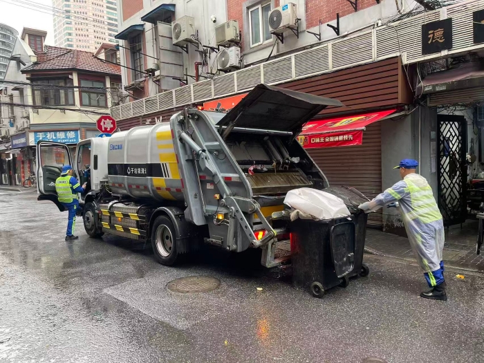 南京东路人流如织垃圾多？九游娱乐XGH5120ZYSXBEV：轻松搞定！