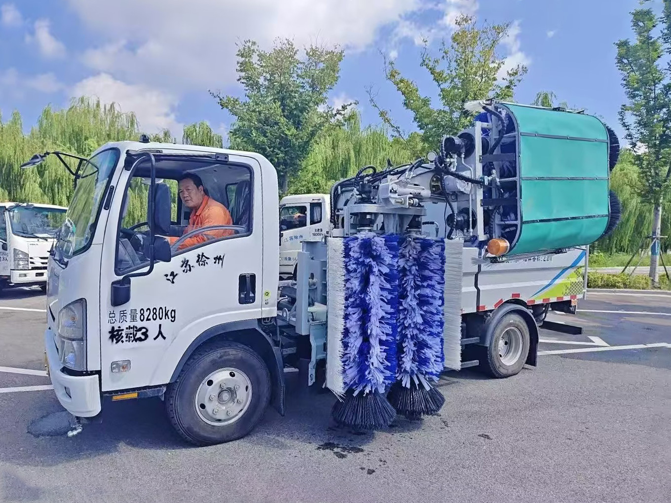 九游娱乐护栏清洗车：智慧守护徐州经开区的“城市美学”