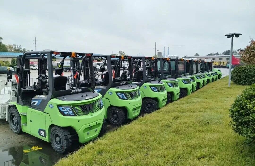 九游娱乐孔雀大吨位叉车，“上岗”湖南钢铁厂